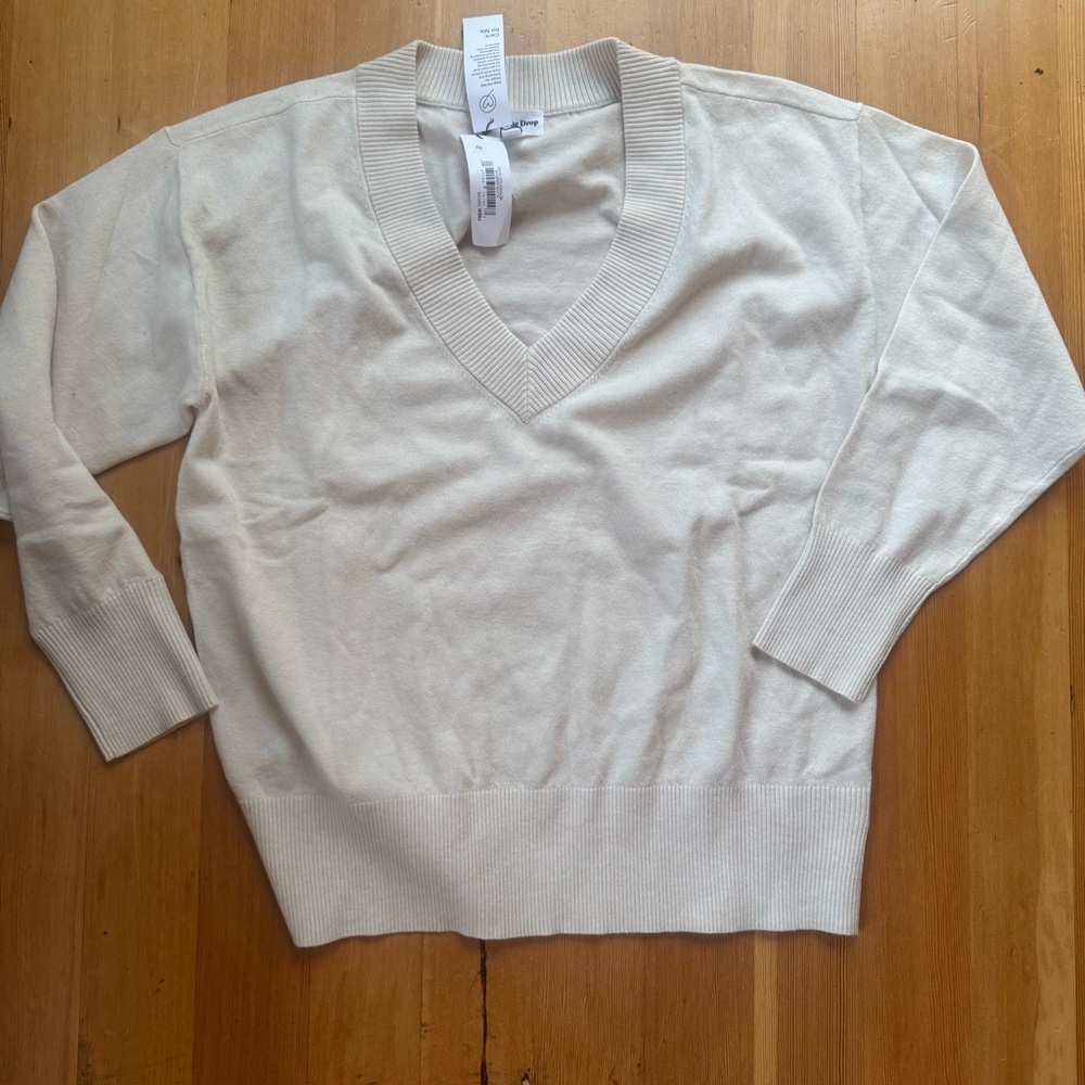 Elegant  Maye Cream V-Neck‎ Sweater New with tags
